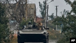 Успіхи українців у контрнаступі можуть стати вагомим аргументом для надання більшої військової допомоги, вважають у Вашингтоні. (AP Photo/Kostiantyn Liberov)