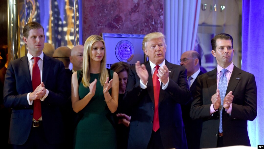 Donald Trump (2 D) na bana ba ye Ivanka (2 G), Eric (G), na Donald Trimp Junior (D) na Trump Tower, New York, 11 janvier 2017