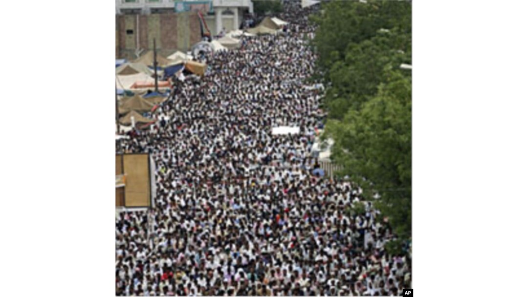 Anti-government protesters perform the Muslim weekly Friday prayers in the southern Yemeni city of Taiz Apr 8 2011