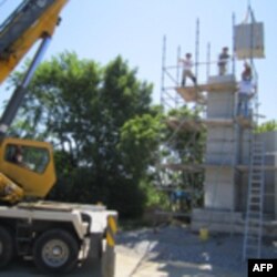 Завершення інсталяції гранітних блоків. Червень 2011-го року.