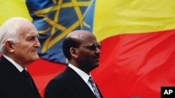 Negasso Gidada (right) bids farewell to then-Italian President Oscar Luigi Scalfaro (left) in 1997. Ethiopia’s first president, Negasso later became active in Ethiopia’s opposition politics.