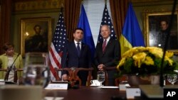 Володимир Гройсман і Джозеф Байден у церемоніальному кабінеті віце-президента у Білому домі.