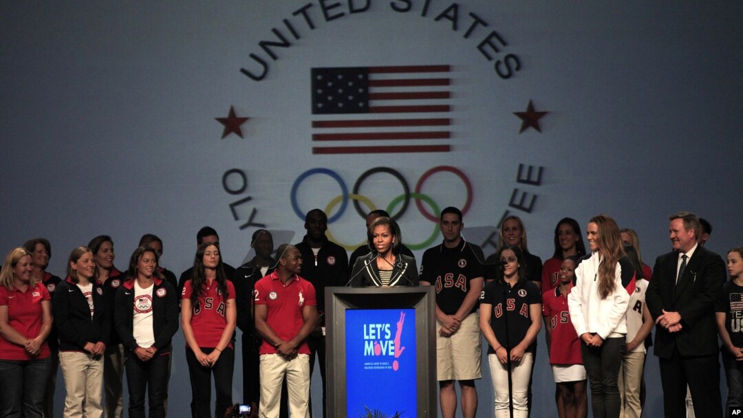 La primera dama Michelle Obama habla a los atletas olímpicos estadounidenses en Dallas. Anunció una nueva iniciativa para combatir la obesidad infantil.