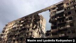 Зруйнований будинок в окупованому росіянами місті Маріуполь. Фото надане вимушеними переселенцями із Маріуполя, Людмилою та Максимом Кудряшовими.