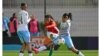 La Burundaise Sandrine Niyonkuru contre la Botswanaise Bonang Otlhagile, lors de la CAN féminine au Maroc, le 2 juillet 2022.