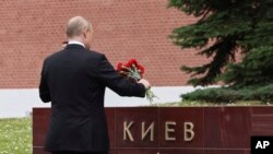 Президент Росії Володимир Путін покладає квіти до меморіальної дошки «Місто-герой Київ» під час церемонії в Москві, Росія, у середу, 22 червня 2022 року, з нагоди 81-ї річниці вторгнення нацистів у Радянський Союз. (Михайло Метцель, Sputnik, фото Кремлівського пулу через AP)