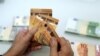¿Qué significa la caída del euro por debajo del dólar? ¿Caerá más?