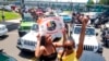 ARCHIVES - Jasmine Kingi, à gauche, 26 ans, et Robin Renee Green, 26 ans, toutes deux originaires de Los Angeles, participent à un défilé de voitures pour marquer le Juneteenth, le 19 juin 2021, à Inglewood, en Californie. 