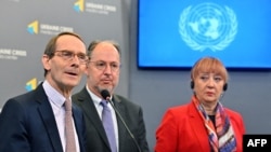 Chairman of the Independent International Commission of Inquiry on Ukraine Erik Mose (L) flanked by commission members Pablo de Greiff (C) and Jasminka Dzumhur give a press conference in Kyiv on June 15, 2022. 