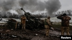 Військовики ЗСУ використовують гаубицю M777 на лінії фронту на Донеччині, 23 листопада 2022. Radio Free Europe/Radio Liberty/Serhii Nuzhnenko via REUTERS