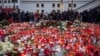 Građani pale sveće u čast žrtava pucnjave na Karlovom univerzitetu u centru Praga, 22. decembra 2023. (Foto: AFP /Radek Mica)