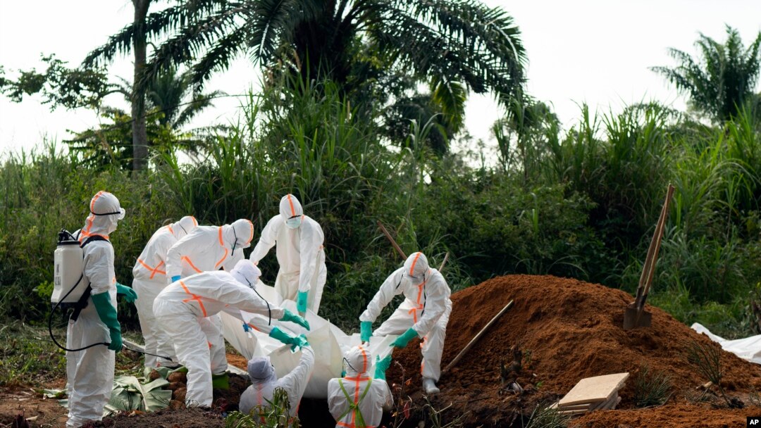 Mwathiriwa wa Ebola anazikwa kwenye makaburi ya Waislamu huko Beni, nchini Kongo, Julai 14, 2019. Mamlaka ya afya katika nchi jirani ya Uganda Jumanne, Septemba 20, 2022 iliripoti kwamba mtu aliyefariki siku moja mapema alipimwa na kukutwa na ugonjwa huo. (Picha ya AP/Jerome )
