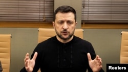 Президент України Володимир Зеленський під час розмови із журналістами у Лондоні 2 березня 2025 року. Фото: REUTERS/Carlos Jasso