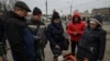 Жителі Харкова заряджають мобільні телефони від генератора на вулиці під час відключення електроенергії після того, як російські ракети вразили цивільну інфраструктуру. У ніч на 9 березня Росія обстріляла 10 регіонів України. Харків, 9 березня 2023 р. REUTERS/Софія Гатілова