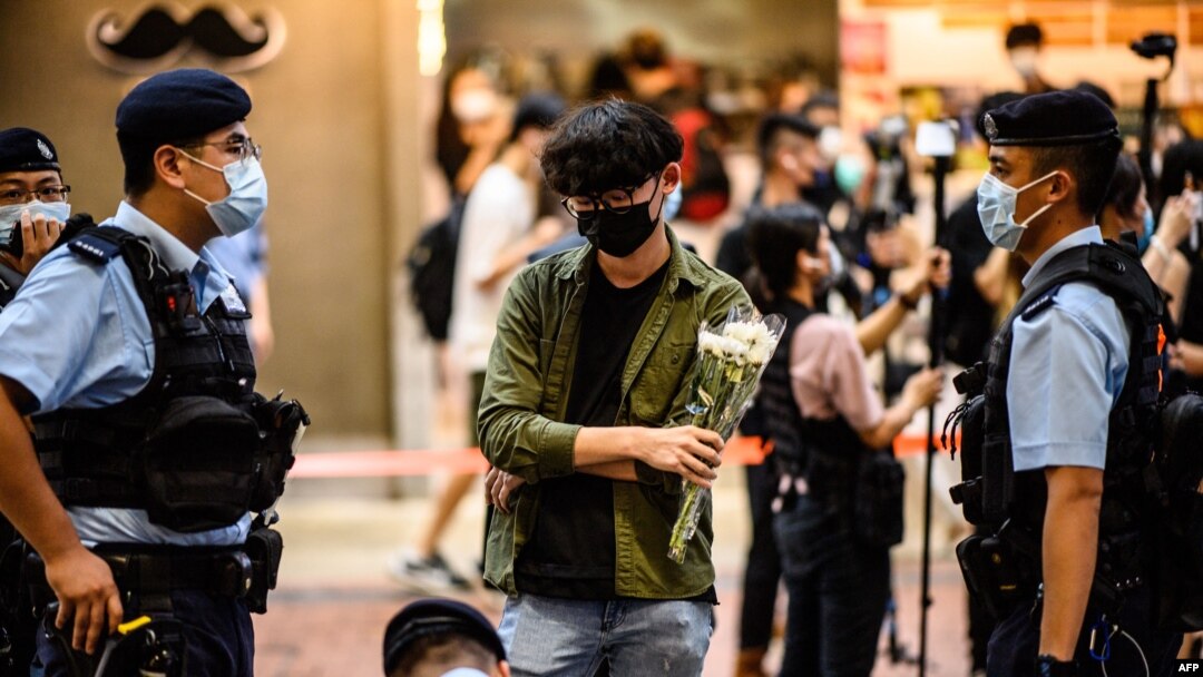 홍콩 경찰이 괴한에게 피습당한 사건 발생 다음 날인 2일 코즈웨이베이의 상업 지구에서 경찰이 행인들의 소지품을 검사하고 있다. 