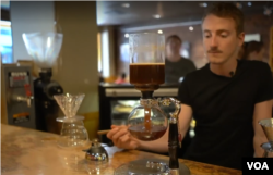 ‘시애틀커피웍스(Seattle Coffee Works)’의 커피 제조사 제이크 도너히 씨가 커피를 내리고 있다.