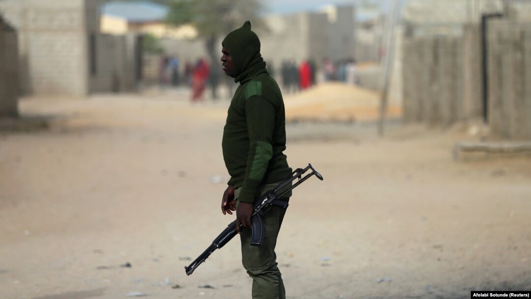 Mwanajeshi wa Nigeria akifanya doria katika eneo la Polo, mjini Maiduguri, Nigeria ambalo mtu aliuawa February 16, 2019. REUTERS/Afolabi Sotunde
