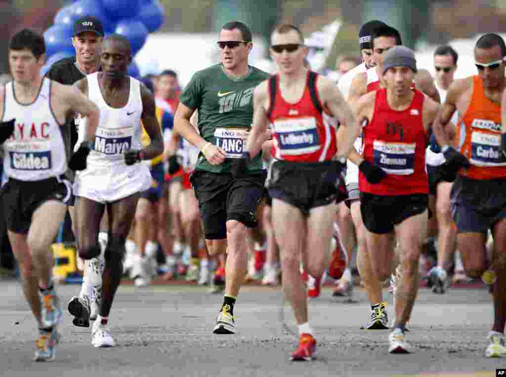 November 5, 2006: Lance Armstrong (picured in green) runs the New York City Marathon, his first.