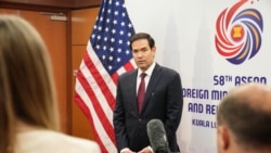 资料照片：美国国务卿卢比奥在吉隆坡参加东盟外长会议期间同媒体交谈。(2025年7月10日)