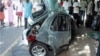 Um carro destruído num dos muitos acidentes em Malanje