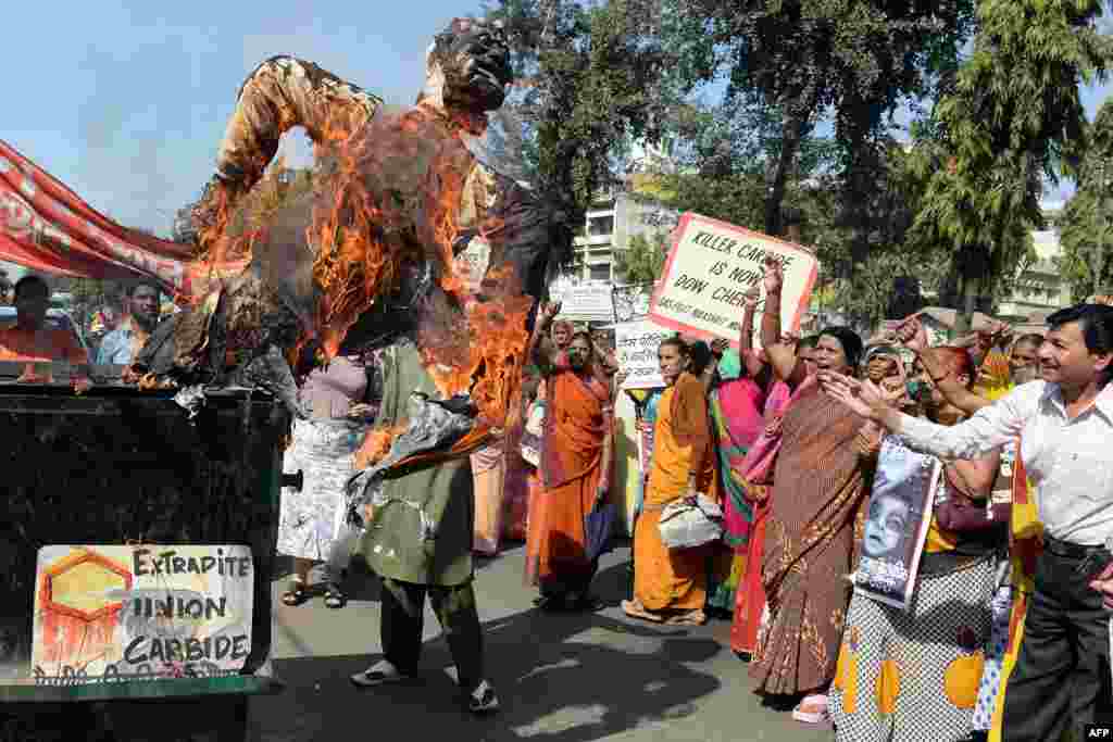 Bhopal Gas disaster survivors shout slogans as they burn an effigy during a protest rally in Bhopal, Dec. 2, 2014. The Bhopal industrial disaster, the world's worst industrial disaster in 1984 when gas leaked from a pesticides plant owned by the US multinational Union Carbide, killed about 4,000 people on the night of December 3, 1984.