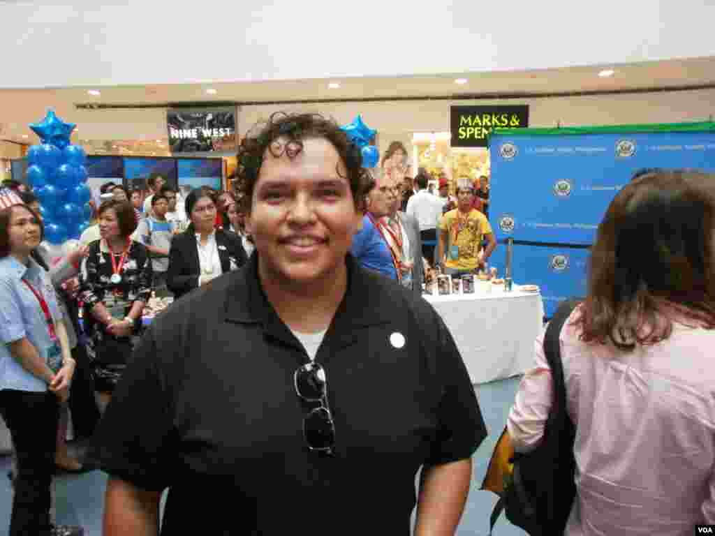 Anh Tony Guzman, người Mỹ sống tại Manila, Philippines nói anh đã bầu cho Obama và “Kế hoạch kinh tế của ông có lý hơn và tôi thíh lập trường của ông trong các đề tài xã hội.” (S. Orendain/VOA)