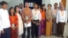 မေလ ၁၄ရက်နေ့က မြန်မာ ငြိမ်းချမ်းရေး စင်တာကို လာရောက် လေ့လာသော နိုင်ငံတော် အကြံပေး ပုဂ္ဂိုလ် ဒေါ်အောင်ဆန်းစုကြည်ကို တွ့ရစဉ်။ ဓါတ်ပုံ - (Min Zaw Oo/ Facebook) 