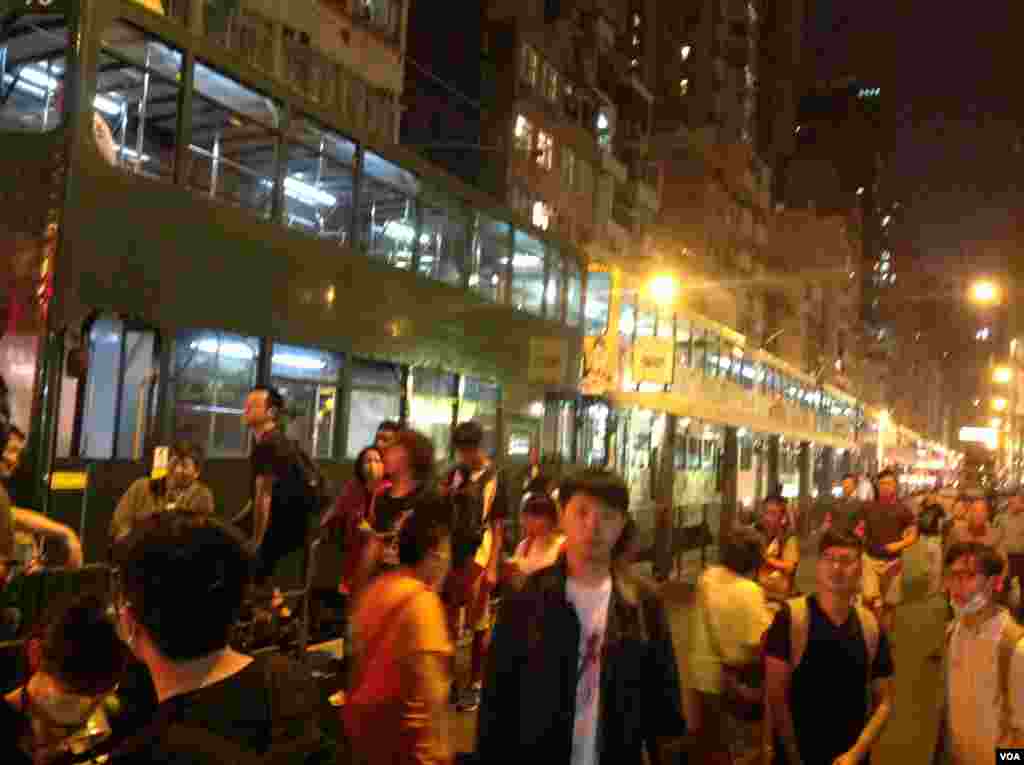 示威者在9点过后占据了中联办外一段德辅道,并在中联办后门外与警方防线展开推撞,警方用辣椒喷雾还击将示威者防线推后。示威者不断呼喊反对释法。