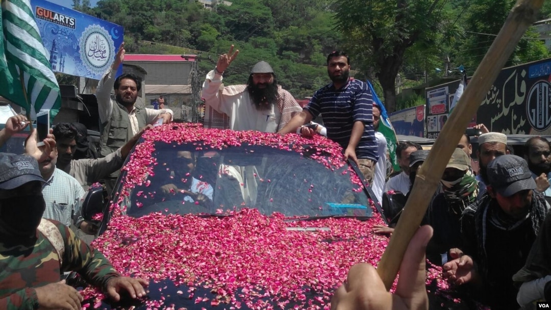 Syed Salahuddin led a protest rally before addressing a press conference in Muzafarabad, capital of Pakistani-controlled Kashmir, July 1, 2017. (VOA photo)