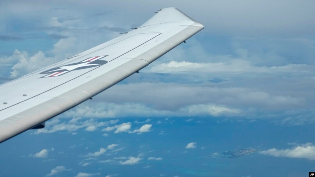 แฟ้ม - เครื่องบิน P-8A Poseidon ของกองทัพสหรัฐฯ บินใกล้ Fiery Cross Reef ในหมู่เกาะสแปรตลีย์ ในทะเลจีนใต้ เมื่อ 20 มี.ค. 2022 (AP Photo/Aaron Favila, File)