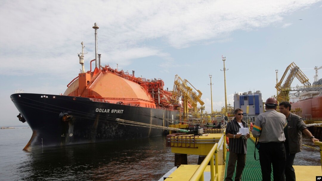 Los trabajadores se paran en el nuevo Petroleo Brasileiro SA, o la terminal de gas natural licuado de Petrobras en la bahía de Guanabara en Río de Janeiro, el miércoles 18 de marzo de 2009. (Foto AP / Archivo)