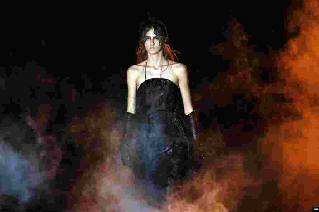 A model displays a 2018 Fall-Winter creation by Spanish designer Ana Locking during Madrid's Fashion Week in Madrid.