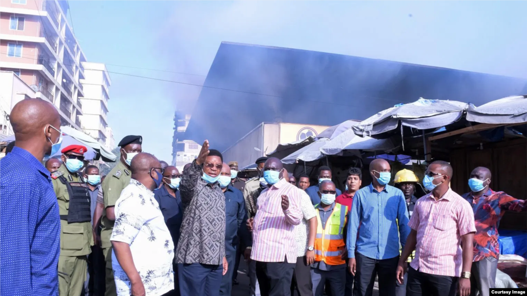 Dar es Salaam, Tanzania : Waziri Mkuu Kassim Majaliwa atembelea soko la Kariakoo kushuhudia hasara iliyosababishwa na moto. Picha kwa hisani ya Global Publishers TV, Dar es Salaam, Tanzania.