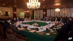 در این دور نشست چهارجانبه مقامات افغان و پاکستانی گفتگو می‌کنند و مقامات چینایی و امریکایی نقش نظارتی دارند