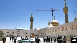 Cảnh sát Iran tuần tra ngôi mộ của cựu lãnh đạo Ayatollah Ruhollah Khomeini tại Tehran, Iran, ngày 7/6/2017.