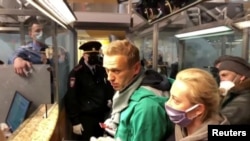 Олексій Навальний та його дружина під час затримання в московському аеропорту 17 січня 2021 р.