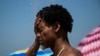 Čovjek se rashlađuje na plaži Ipanema u Rio de Žaneiru u Brazilu, 24. septembra 2023. (Foto: AP/Bruna Praddo).
