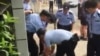 2018年6月28日，上海市警方人员在上海世界外国语小学校门外案发现场控制涉案者 （网络照片）