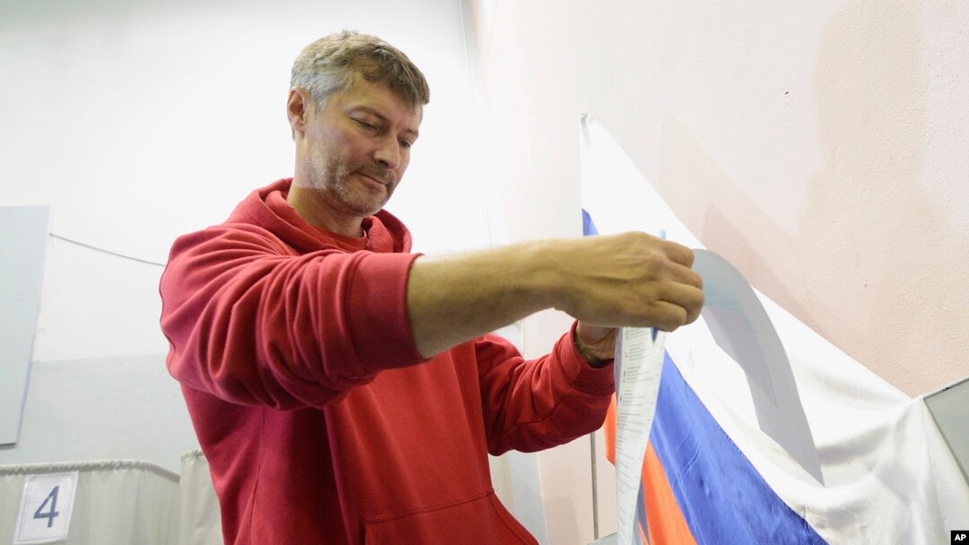 FILE - Opposition mayoral candidate Yevgeny Roizman casts his ballot at a polling station during a mayoral election in the Urals city of Yekaterinburg, Sept. 8, 2013.