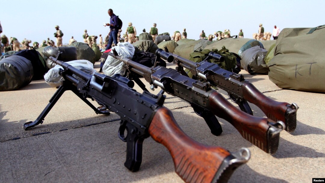 Bindigogin sojojin Najeriya lokacin da suek shirin tashi zuwa aikin kiyaye zaman lafiya a kasar Mali, daga filin jirgin saman Kaduna, arewacin Najeriya