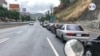 Vehículos haciendo filas de kilómetros se registran el lunes 1 de junio de 2020 en Caracas, Venezuela, para surtir combustible.