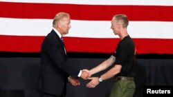 Phó Tổng thống Joe Biden (trái) bắt tay người sống sót trong trận hỏa hoạn Brendan McDonough tại buổi lễ tưởng niệm, ở Prescott Valley, bang Arizona, 9/7/13