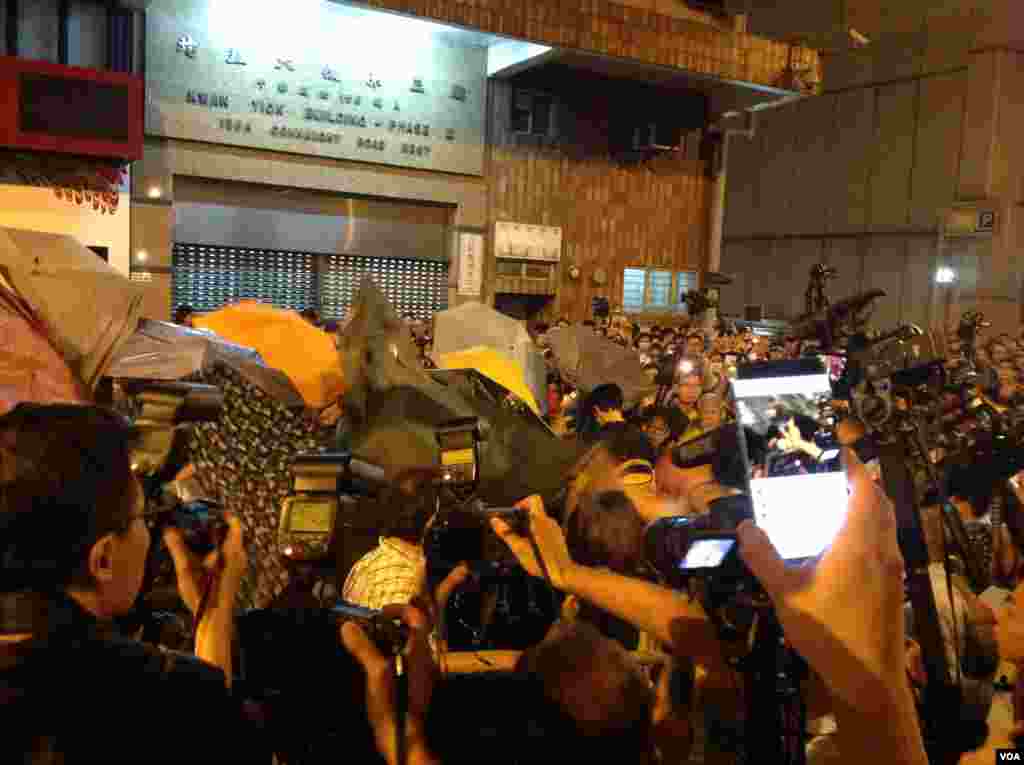8点半左右,示威者手举雨伞再次冲击警方防线,警方则狂喷辣椒喷剂还击。警方调派大批警员增援,并将配备防暴头盔的警员派至一线与示威者对峙。警方不断呼吁示威者保持冷静,不要冲击警方防线,要求示威者尽快离开。