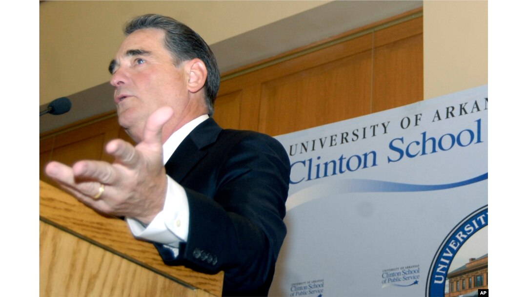 Former Congressman Billy Tauzin gives a speech in 2008.