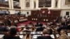 ARCHIVO - Legisladores peruanos aguardan la llegada de la presidenta peruana Dina Boluarte al Congreso. En Lima, Perú, el 28 de julio de 2023.