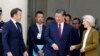 Президент Франції Еммануель Макрон, президент Китаю Сі Цзіньпін і президентка Європейської комісії Урсула фон дер Ляєн після зустрічі в рамках дводенного державного візиту президента Китаю в Єлисейському палаці в Парижі, 6 травня 2024 року. (Фото: Ludovic MARIN / AFP)