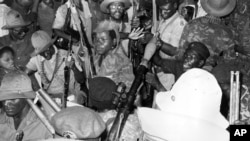 Soldados do MPLA comemoram independência em 1975