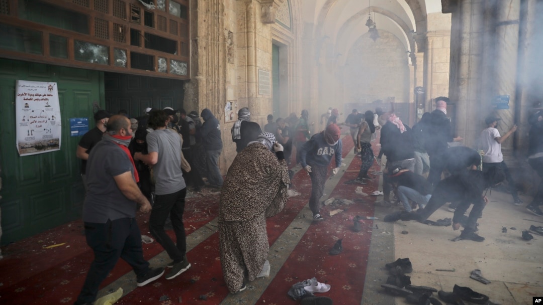 Palestinians clash with Israeli security forces at the Al Aqsa Mosque area in Jerusalem's Old City Monday, May 10, 2021. (AP Photo/Mahmoud Illean)