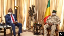 Ambasaderi wa Kenya muri ONU Martin Kimani,mu mubonano na perezida w'imfatakibanza wa Mali, Col. Assimi Goita, i Bamako, Mali, kw'itariki ya 24/10/2021