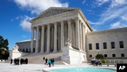 La Corte Suprema de EE.UU. votó dividida sobre un caso de alto perfil sobre tarifas de los sindicatos a profesores en California.